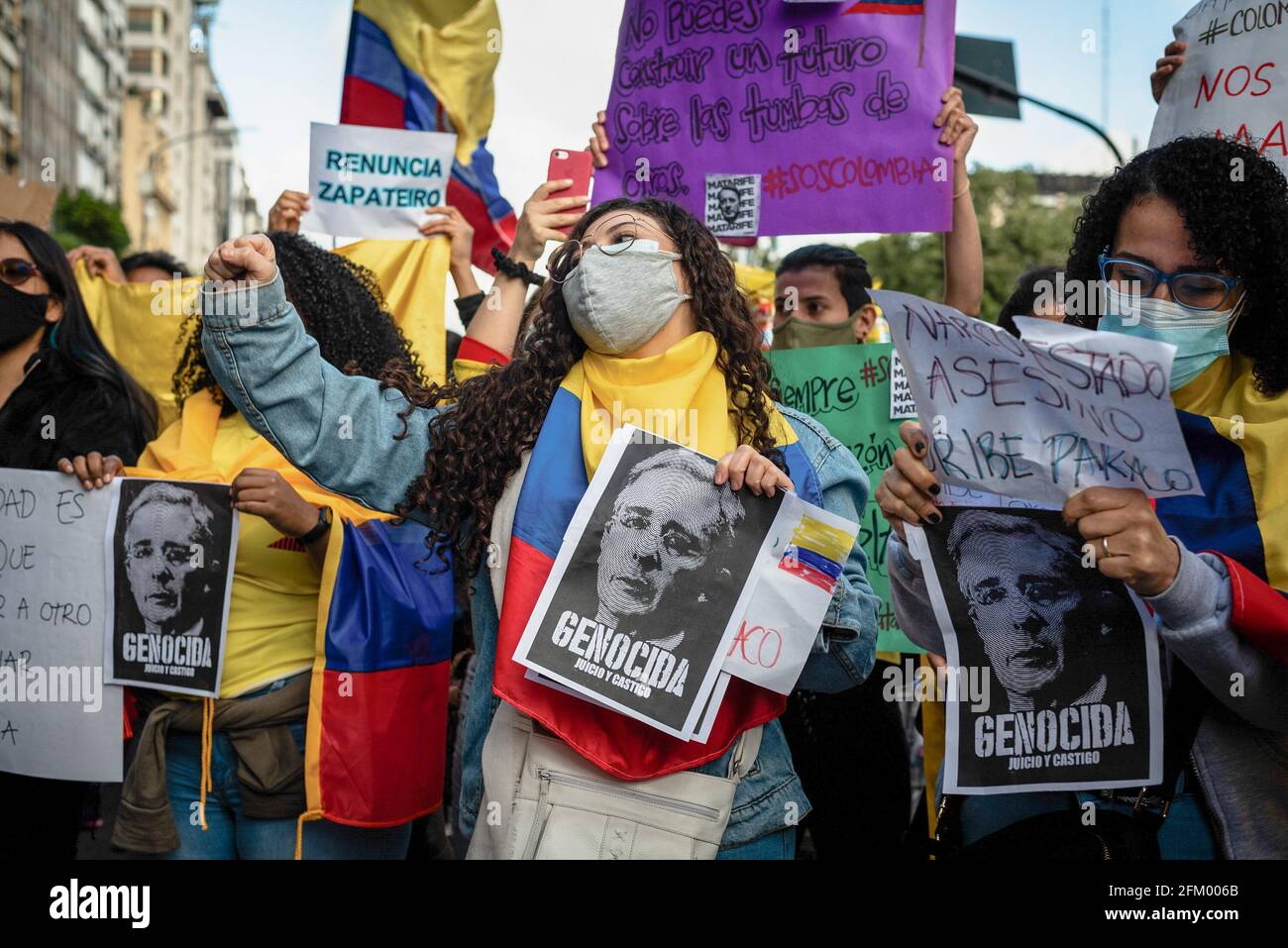 Buenos Aires, Argentina. 04 maggio 2021. I manifestanti gridano slogan mentre tengono i cartelli contro il governo di Ivan Duque durante la manifestazione. I colombiani che vivono in Argentina hanno manifestato al consolato colombiano di Buenos Aires per la violenza di polizia e istituzionale condotta nel loro paese dopo le manifestazioni per la riforma fiscale. (Foto di Alejo Manuel Avila/SOPA Images/Sipa USA) Credit: Sipa USA/Alamy Live News Foto Stock