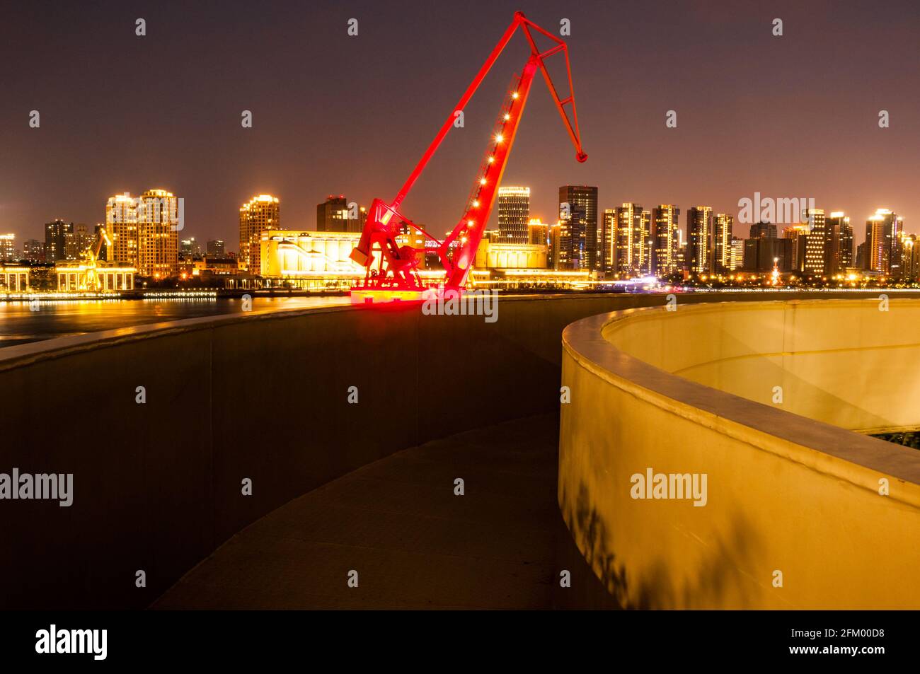 Una vecchia gru di trasporto vista in serata dal complesso di Green Hill nel distretto di Yangpu, Shanghai, Cina. Foto Stock