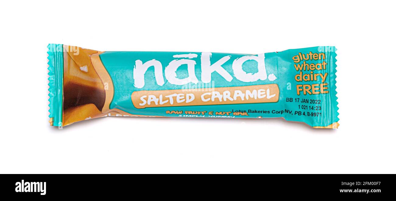 3 Nakd caramello salato frutta cruda e noci cibo intero barra su sfondo colorato Foto Stock