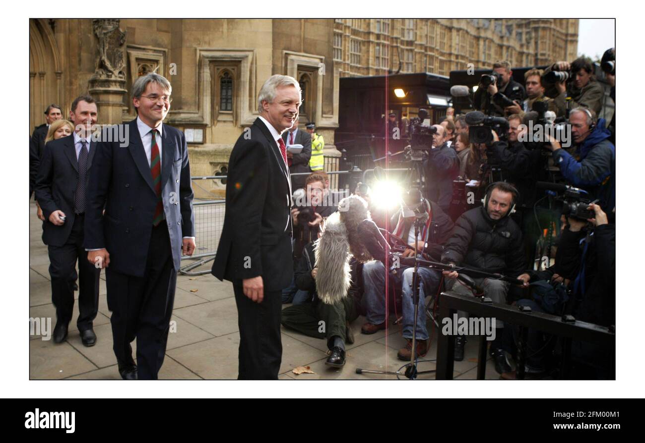 David Davis lascia Westminster dopo il primo voto a favore Leadership del Partito conservatore.pic David Sandison 18/10/2005 Foto Stock