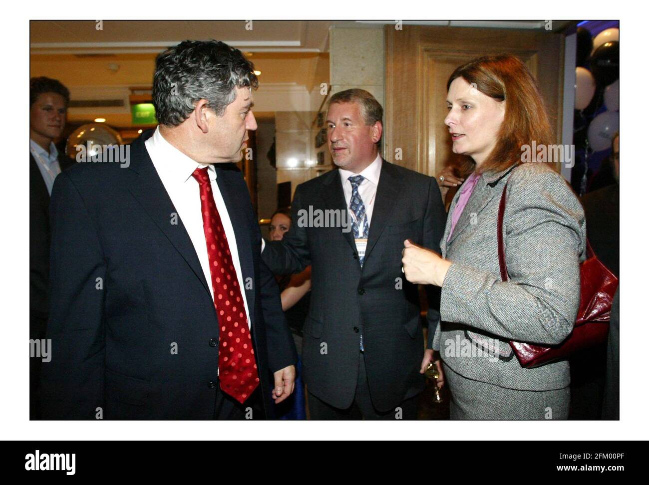 Simon Kelner e ospiti, tra cui Gordon e Sarah Brown alla festa indipendente. Labor party conf Brightonpic David Sandison 28/9/2005 Foto Stock