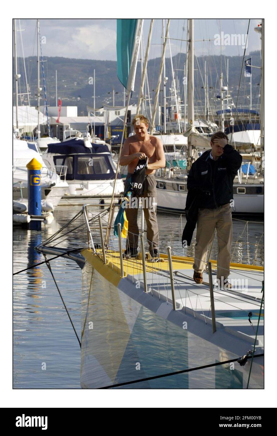 Gordon Ramsay è entrato a far parte del team ABN AMRO nella Volvo Ocean Race come consulente alimentare per il team olandese. Cercherà di migliorare il gusto e il contenuto nutricianale del cibo essiccato a bordo. Gordon ha potuto assistere alla gara di squadra nella prima gara in porto della gara mondiale di Sanxenxo sulla costa settentrionale della Spagna.pic David Sandison 4+5/11/2005 Foto Stock