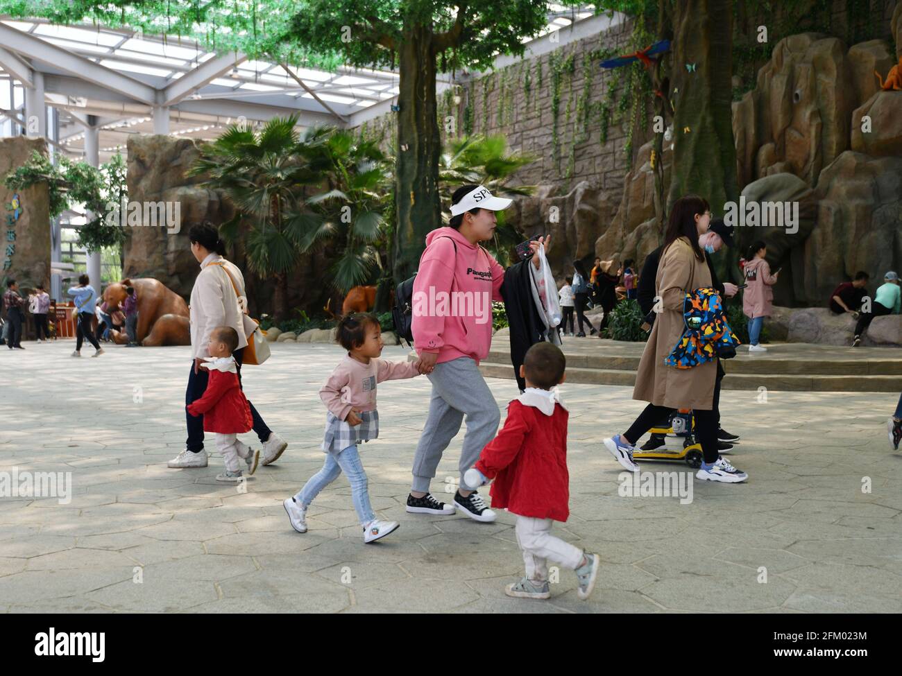 Fuyang, Cina. 04 maggio 2021. I genitori portano i loro bambini a visitare il parco ecologico di Fuyang durante la festa di maggio.all'inizio del 2021, il declino 'simile a scogliera' del tasso di natalità della Cina è diventato ancora una volta una preoccupazione sociale. (Foto di Sheldon Cooper/SOPA Images/Sipa USA) Credit: Sipa USA/Alamy Live News Foto Stock