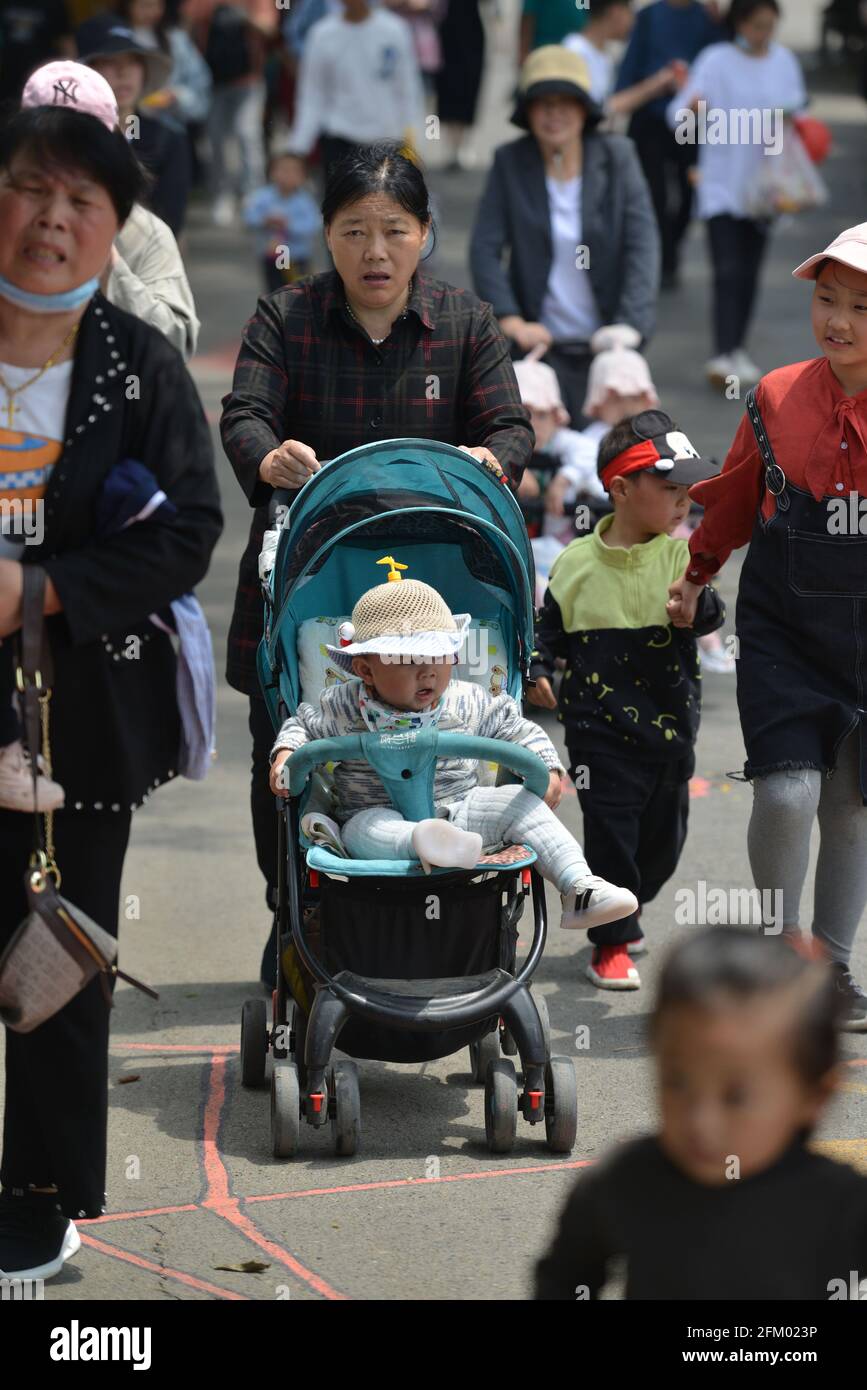 Fuyang, Cina. 04 maggio 2021. I genitori portano i loro bambini a visitare il parco ecologico di Fuyang durante la festa di maggio.all'inizio del 2021, il declino 'simile a scogliera' del tasso di natalità della Cina è diventato ancora una volta una preoccupazione sociale. (Foto di Sheldon Cooper/SOPA Images/Sipa USA) Credit: Sipa USA/Alamy Live News Foto Stock