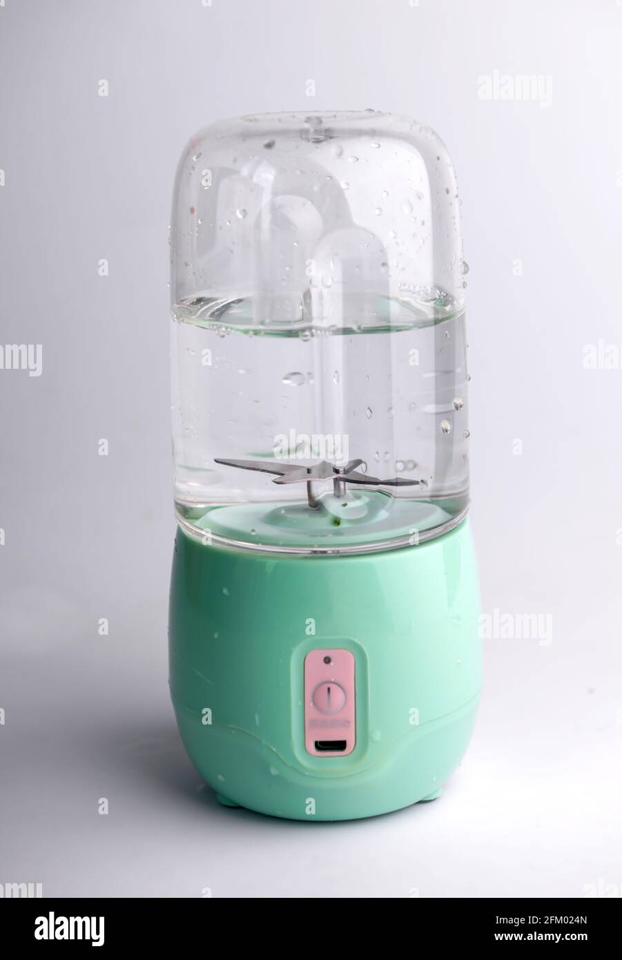 Centrifuga, centrifuga portatile con acqua su sfondo bianco Foto Stock