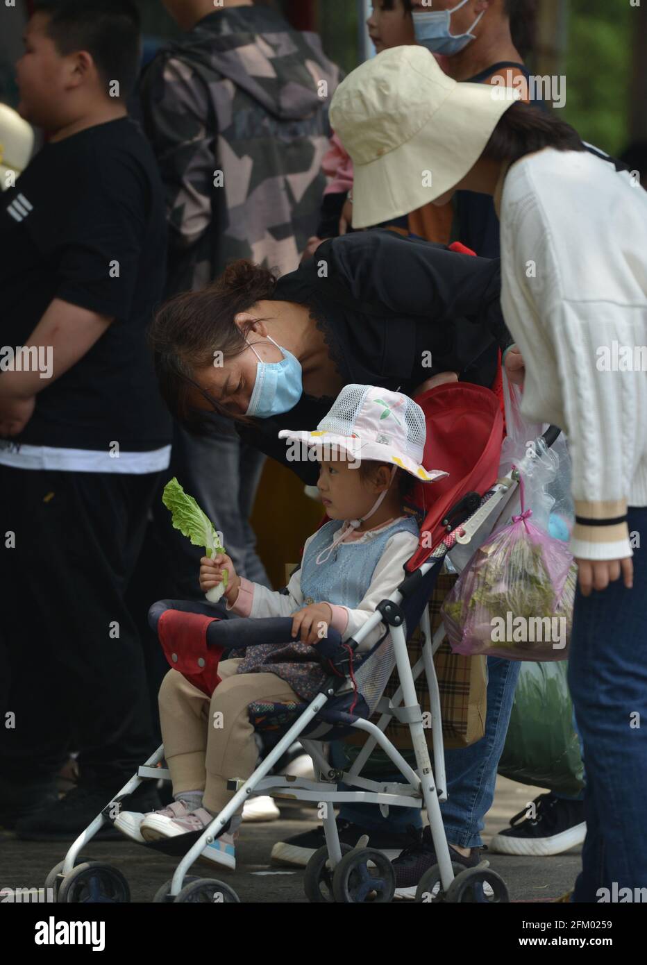 Fuyang, Cina. 04 maggio 2021. I genitori portano il loro bambino a visitare il parco ecologico di Fuyang durante la festa di maggio.all'inizio del 2021, il declino 'simile a scogliera' del tasso di natalità della Cina è diventato ancora una volta una preoccupazione sociale. (Foto di Sheldon Cooper/SOPA Images/Sipa USA) Credit: Sipa USA/Alamy Live News Foto Stock