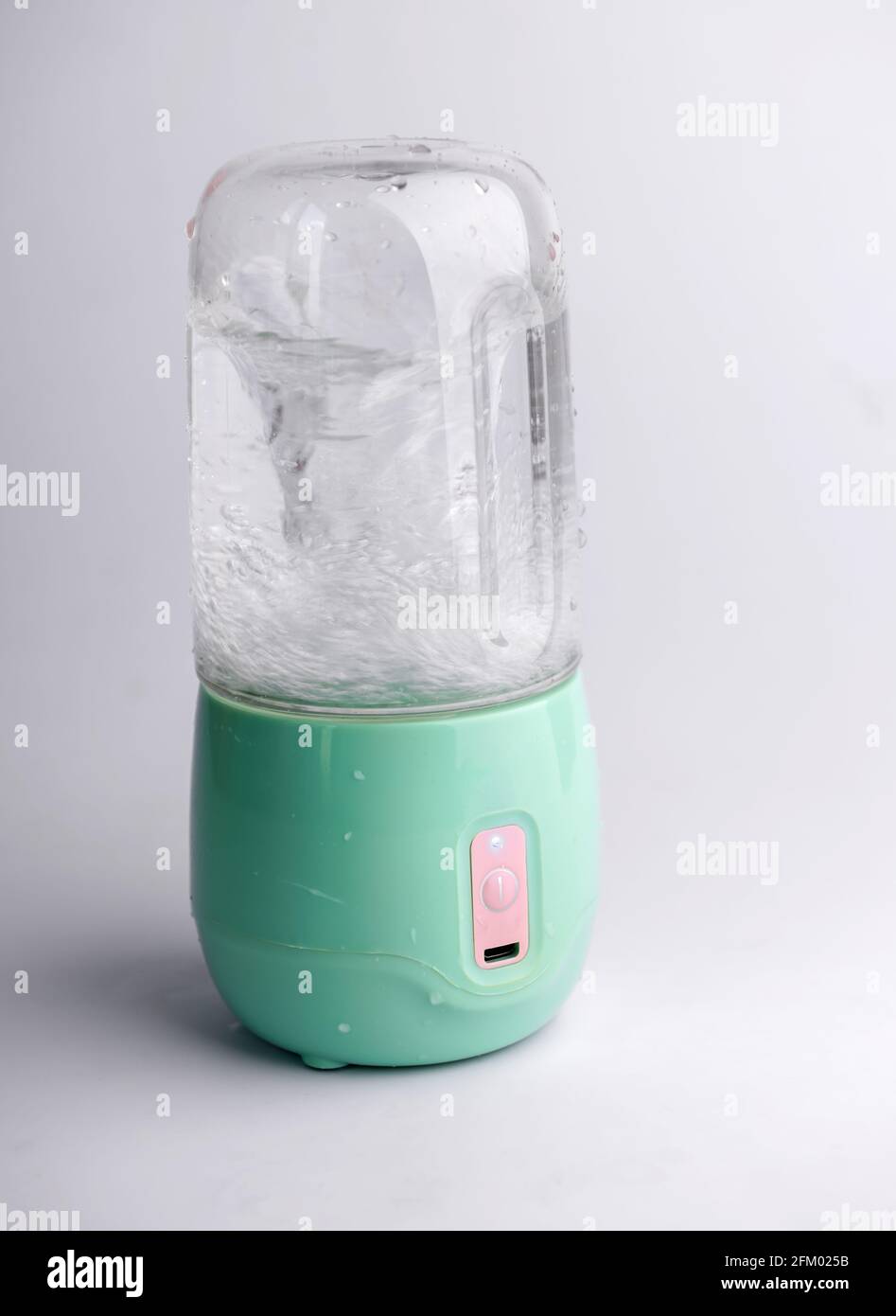 Centrifuga, centrifuga portatile con acqua su sfondo bianco Foto Stock