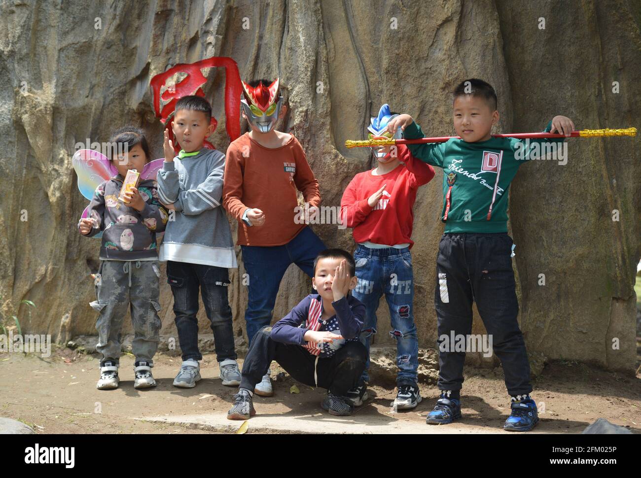 Fuyang, Cina. 04 maggio 2021. I bambini posano per una foto al parco ecologico di Fuyang durante le vacanze del giorno di maggio. All'inizio del 2021, il declino "simile a una scogliera" del tasso di natalità della Cina è diventato ancora una volta una preoccupazione sociale. (Foto di Sheldon Cooper/SOPA Images/Sipa USA) Credit: Sipa USA/Alamy Live News Foto Stock