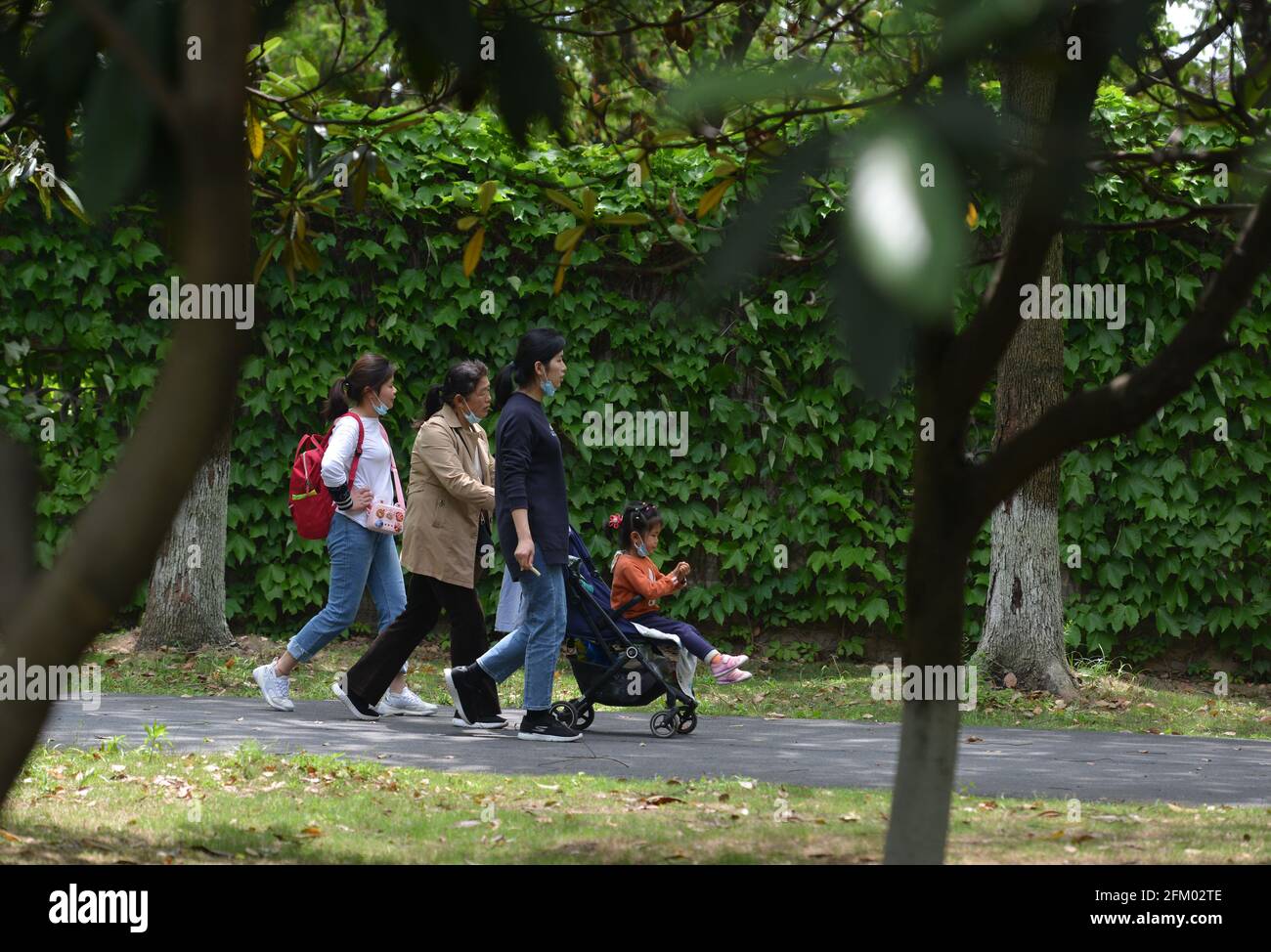 Fuyang, Cina. 04 maggio 2021. I genitori portano il loro bambino a visitare il parco ecologico di Fuyang durante la festa di maggio.all'inizio del 2021, il declino 'simile a scogliera' del tasso di natalità della Cina è diventato ancora una volta una preoccupazione sociale. Credit: SOPA Images Limited/Alamy Live News Foto Stock