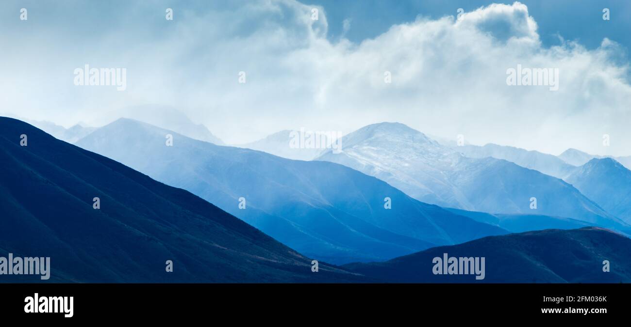 Ben Ohau Range nella nebbia, Twizel, Isola del Sud Foto Stock