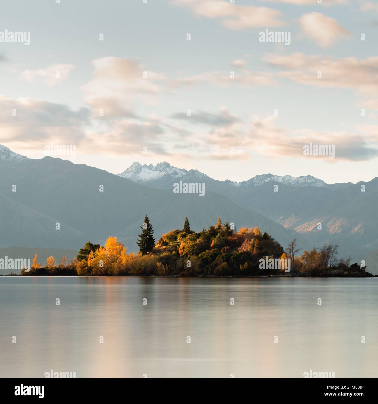 Autunno Isola Ruby illuminata dal sole Setting al Lago Wanaka, regione di Otago, Isola del Sud. Formato verticale Foto Stock
