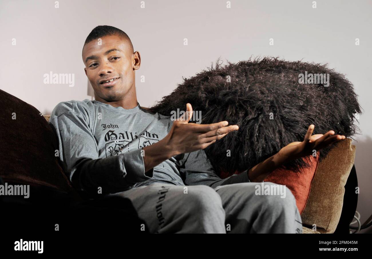 SALOMON KALOU DI CHELSEA A CASA A OXSHOTT. 18/2/10. IMMAGINE DAVID ASHDOWN Foto Stock