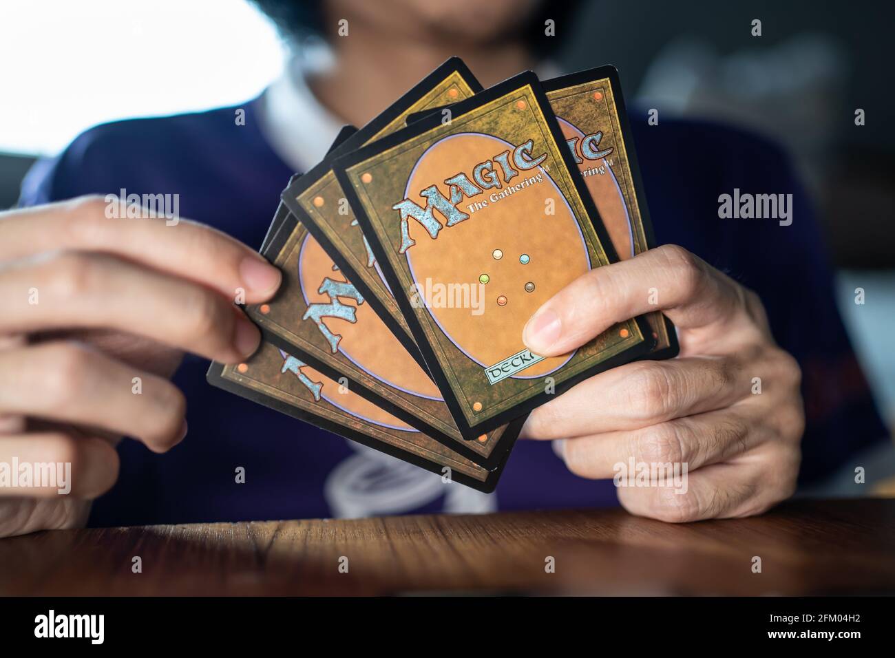 Bangkok, Thailandia - 2 maggio 2021 : un uomo che gioca Magic il gioco di carte di raccolta. Foto Stock