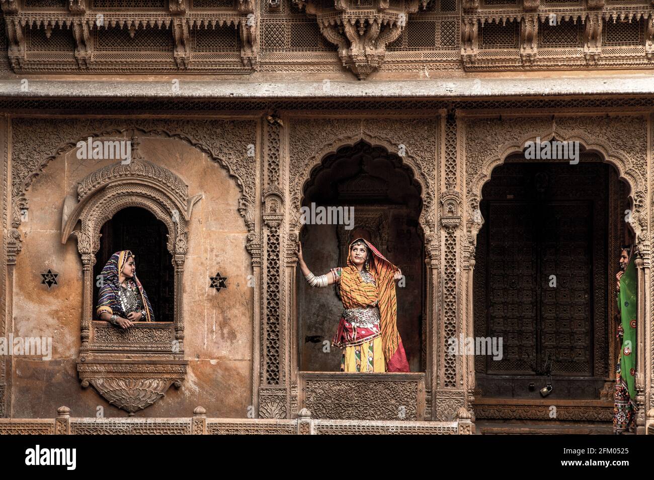 donna indiana vestita in abito tradizionale rajasthani a patwon ki haveli a jaisalmer, rajasthan. Foto Stock