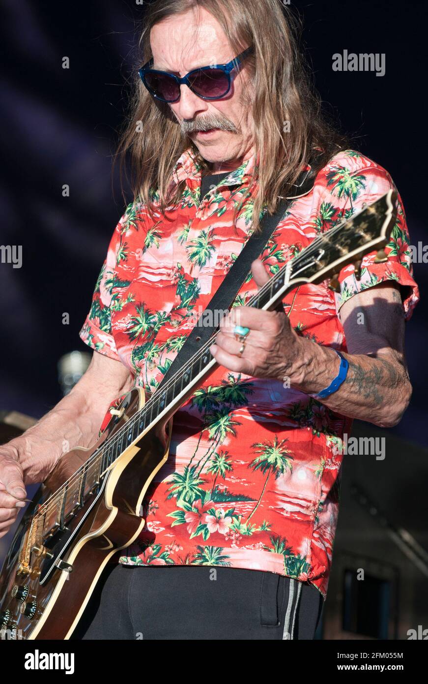 Dave Brock di Hawkwind che si esibisce al Wychwood festival, Regno Unito. 9 giugno 2012 Foto Stock