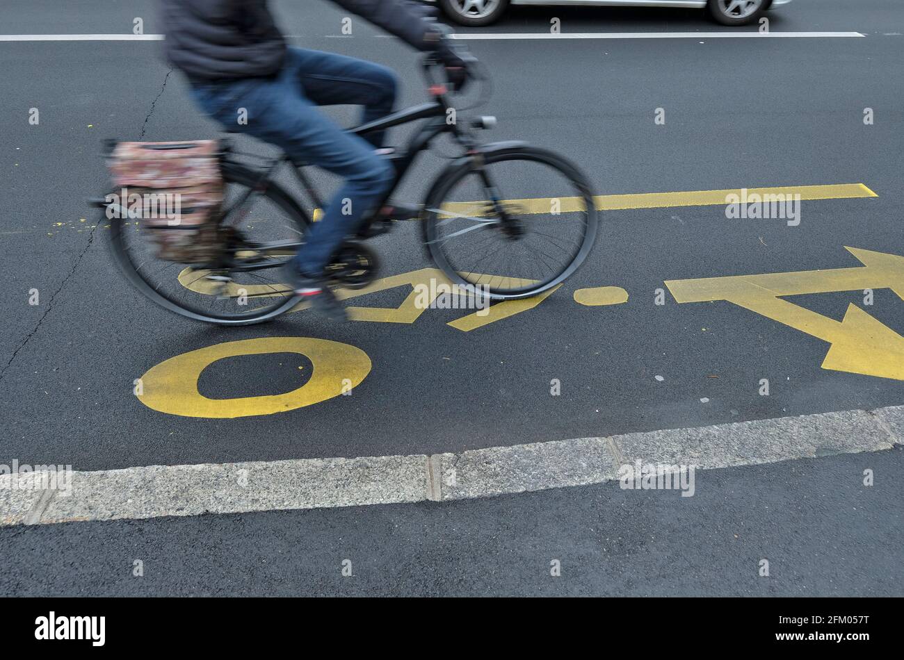 Pista ciclabile con segnaletica per biciclette su asfalto a Ginevra, Svizzera Foto Stock