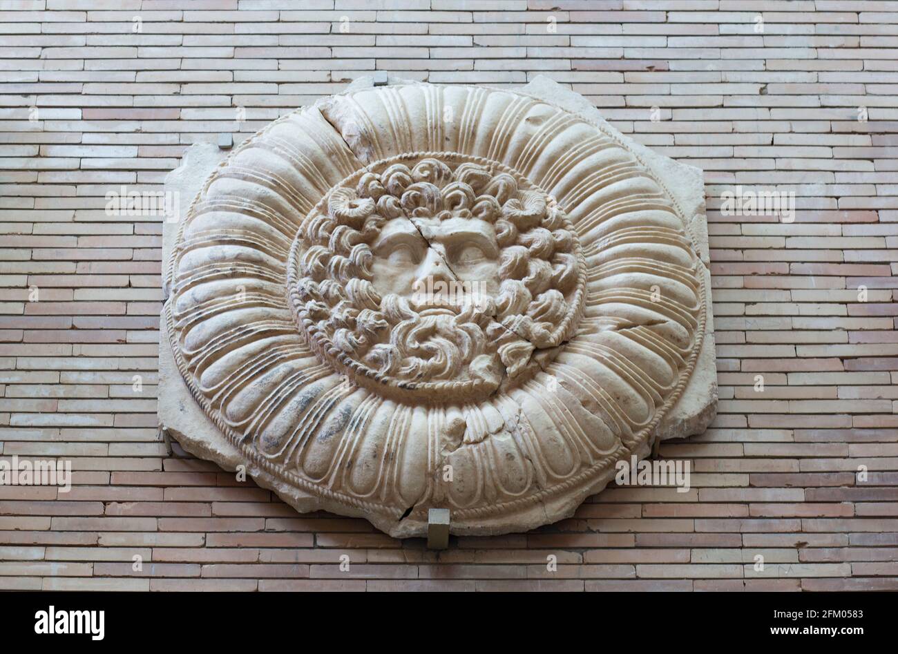 Merida, Spagna - 20 dicembre 2017: Jupiter Ammon Clypeus medaglione da Emerita Roman Provincial Forum di Merida. MNAR Merida, Spagna Foto Stock
