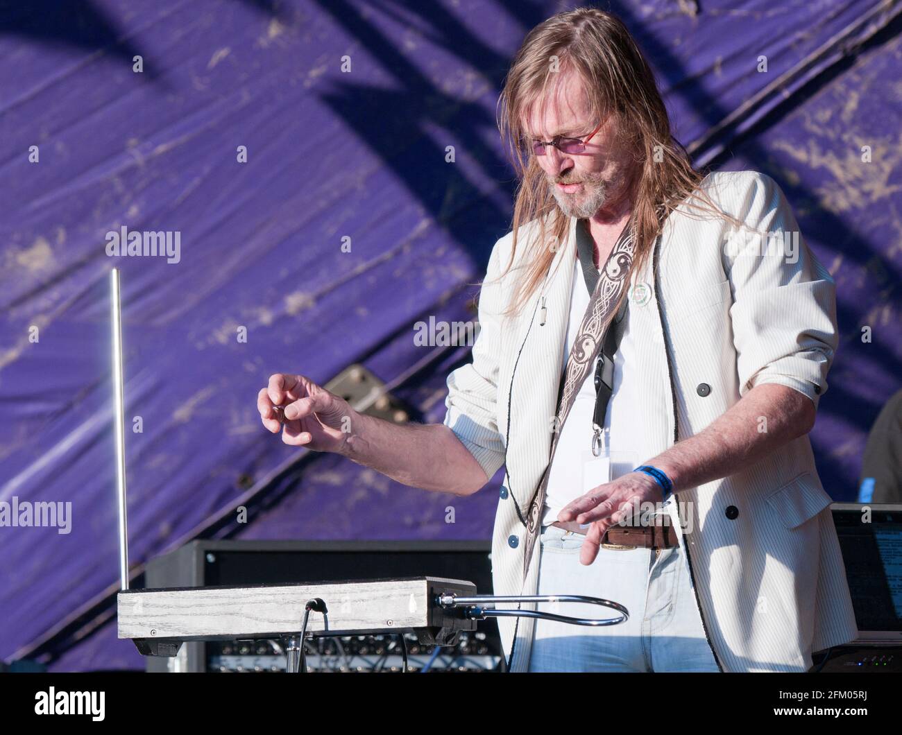 Tim Blake di Hawkwind che si esibisce al festival di Wychwood, Regno Unito. 9 giugno 2012 Foto Stock