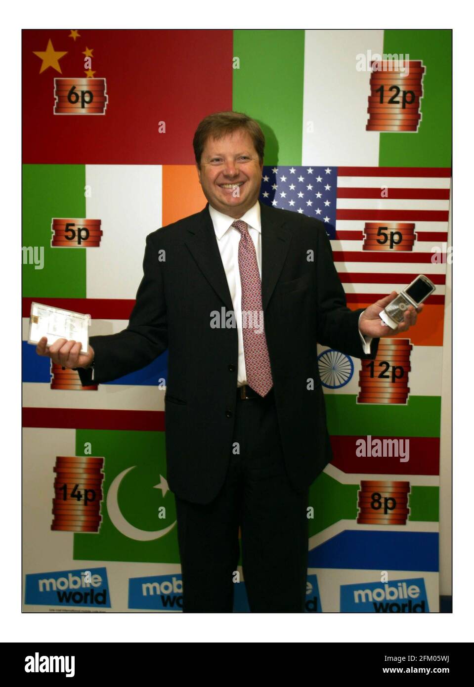 Charles Dunstone CEO di Carphone Warehouse lancia una nuova rete di telefonia mobile, Mobile World che offre le più basse mai tariffe internazionali di chiamata da un cellulare phone.pic David Sandison 30/3/2005 Foto Stock