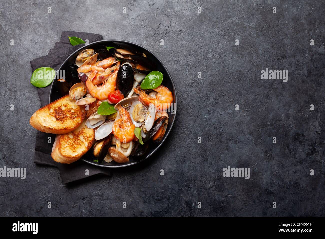 Misto di pesce alla griglia. Vari gamberetti arrostiti, cozze e crostacei  in padella. Vista dall'alto in piano con spazio per la copia Foto stock -  Alamy