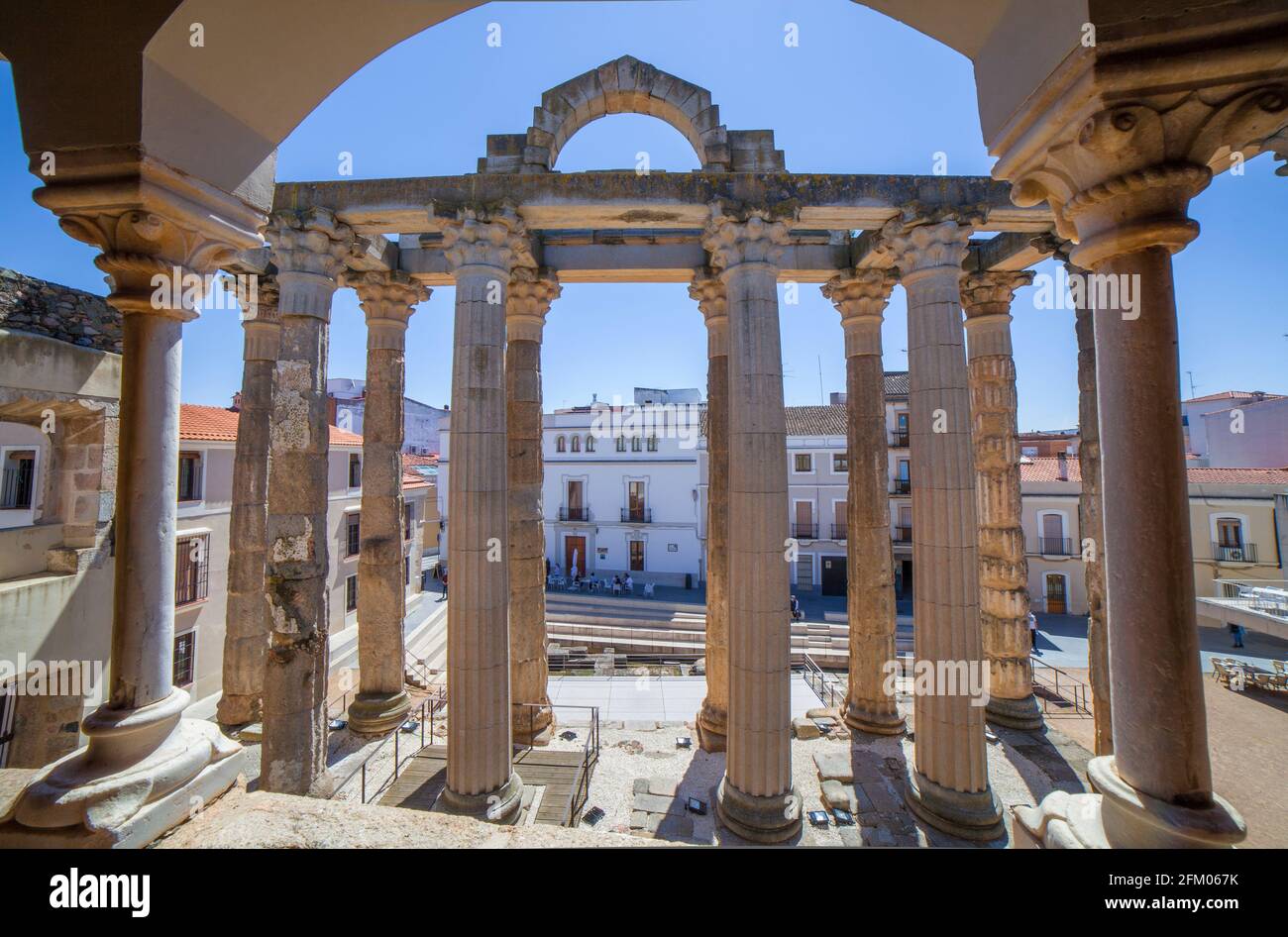 Merida, Spagna - 17 aprile 2021: Tempio di Diana visto dal Centro di Interpretazione piano superiore, Merida, Estremadura, Spagna. Tempio romano meglio conservato Foto Stock