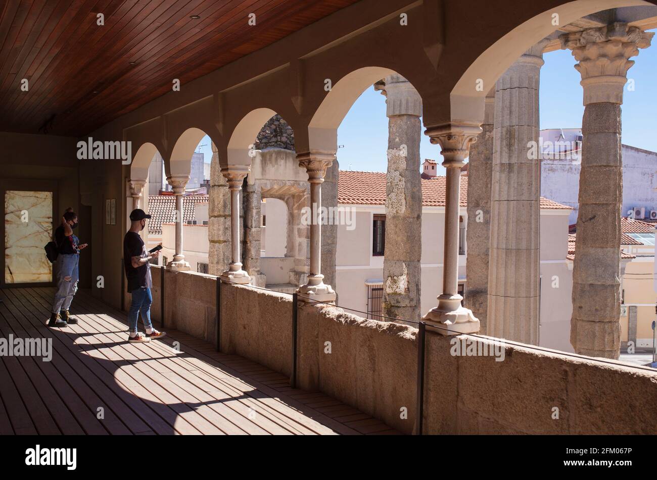 Visitatori al piano superiore del Centro di Interpretazione del Tempio di Diana, Merida, Estremadura, Spagna. Tempio romano meglio conservato Foto Stock