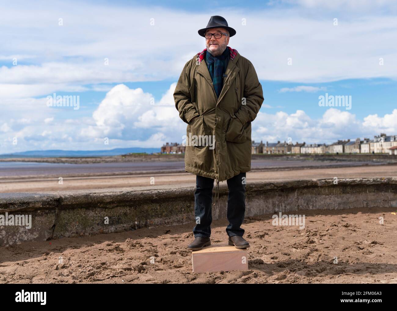 Troon, Scozia, Regno Unito. 4 maggio 2021. Fondatore di pro Union All for Unity partito George Galloway campagne sul lungomare di Troon in Ayrshire. Foto Stock