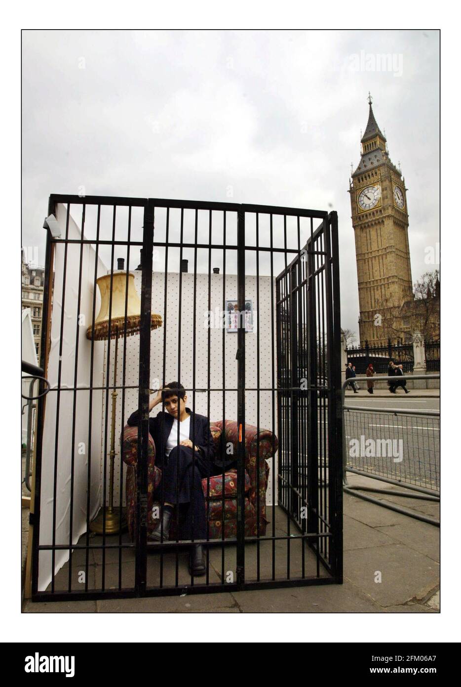 Amnesty International & Liberty dimostrare fuori dal Parlamento contro la prevenzione del terrorismo Bill.Shami Chakrabarti direttore della libertà nella cella di casa come parte della demo. pic David Sandison 9/3/2004 Foto Stock