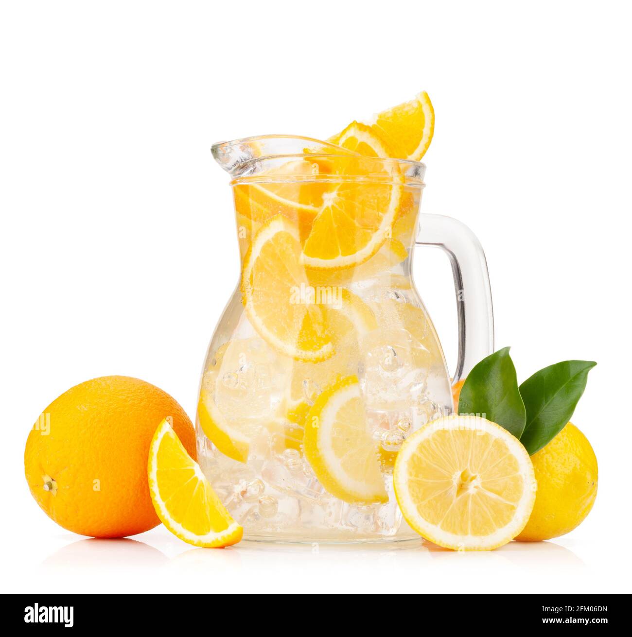 Limonata fresca con agrumi maturi. Arancio, limone e lime. Isolato su sfondo bianco Foto Stock