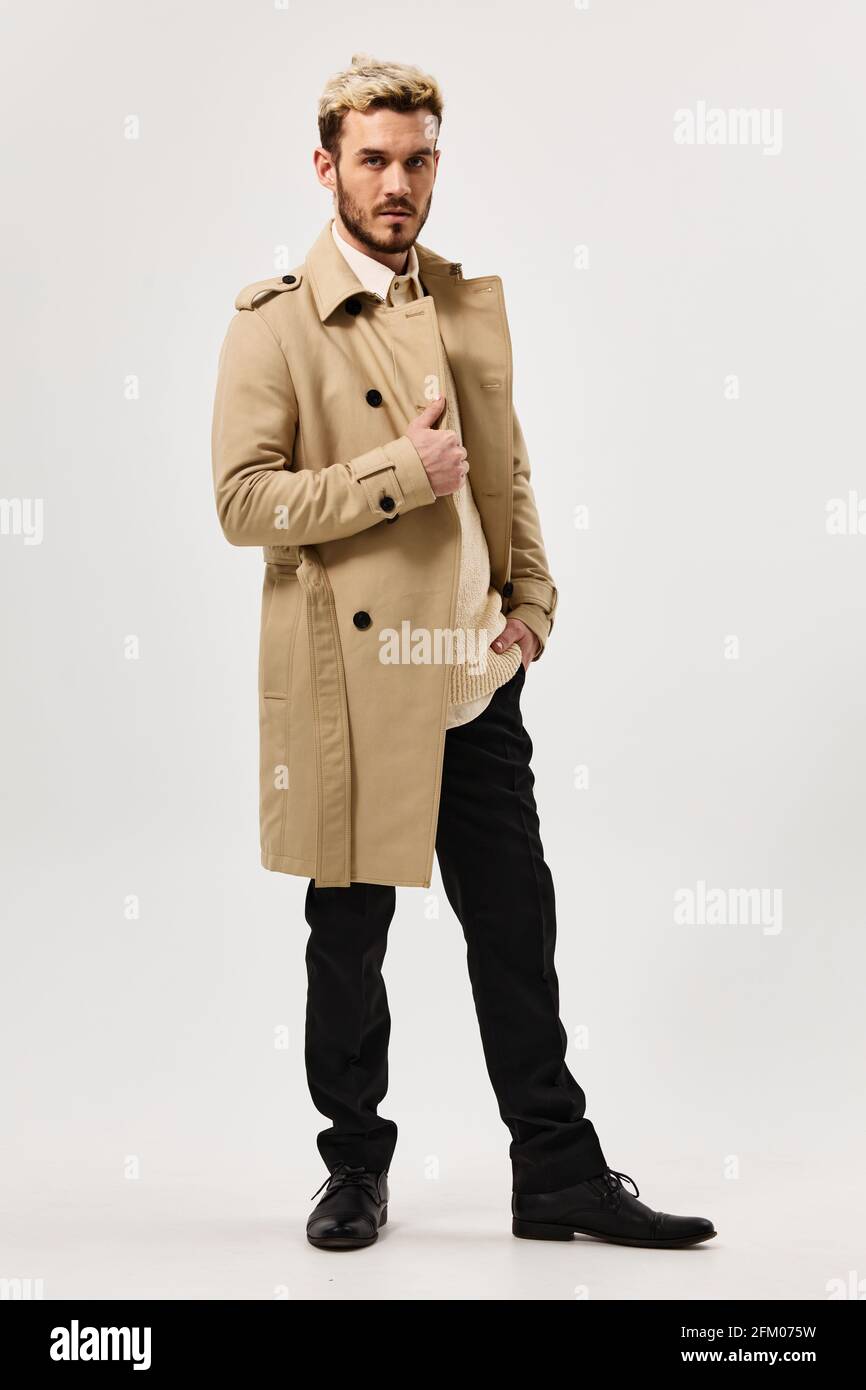 uomo con cappotto trendy alla moda stile moderno abbigliamento di moda Foto  stock - Alamy