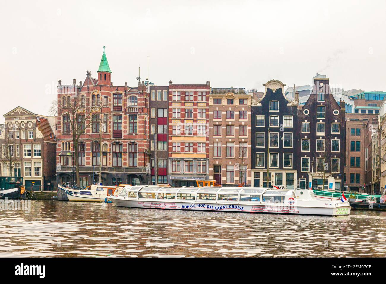 Crociera in barca lungo il canale con case colorate sul fiume, Amsterdam, Olanda del Nord, Paesi Bassi Foto Stock