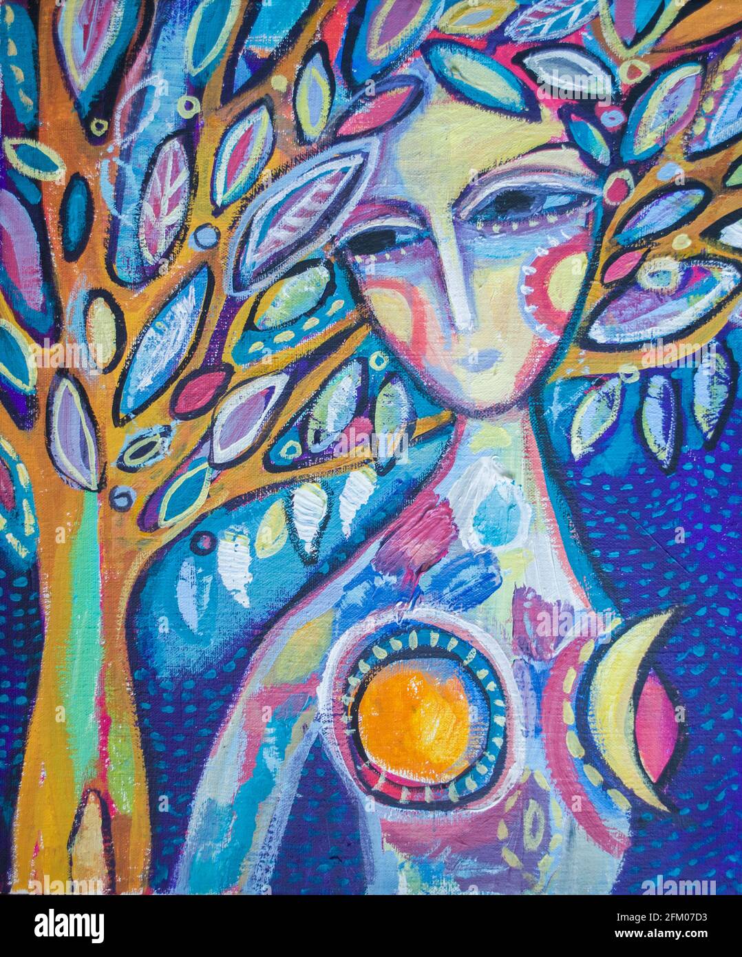Donna strega nella corona di un albero mistico su uno sfondo di notte. Pittura acrilica. Ritratto disegnato a mano. Schema delle lamelle. Arredamento interno. Foto Stock