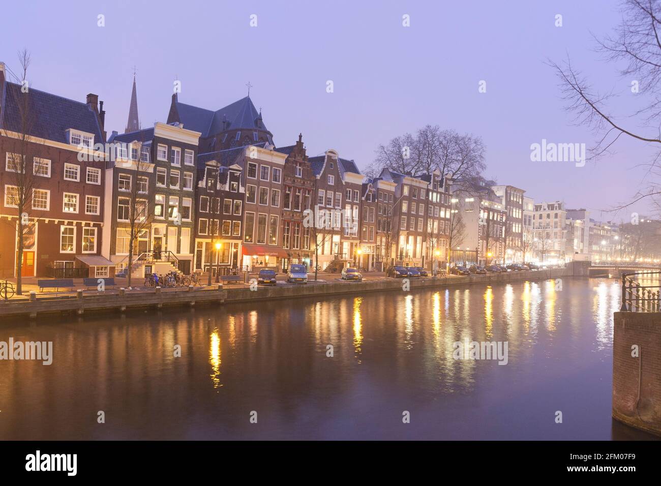 Cielo stollato sulle tradizionali case dei canali al crepuscolo, Amsterdam, Olanda del Nord, Paesi Bassi Foto Stock
