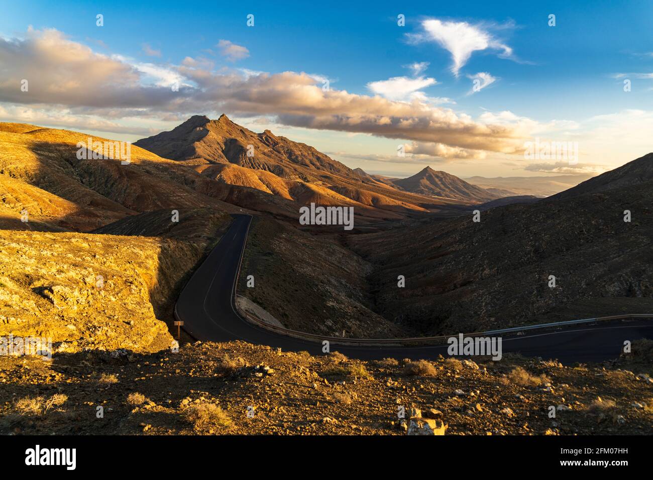 Strada vuota nel paesaggio vulcanico verso la Pared dal punto di vista Sicasumbre, Fuerteventura, Isole Canarie, Spagna Foto Stock