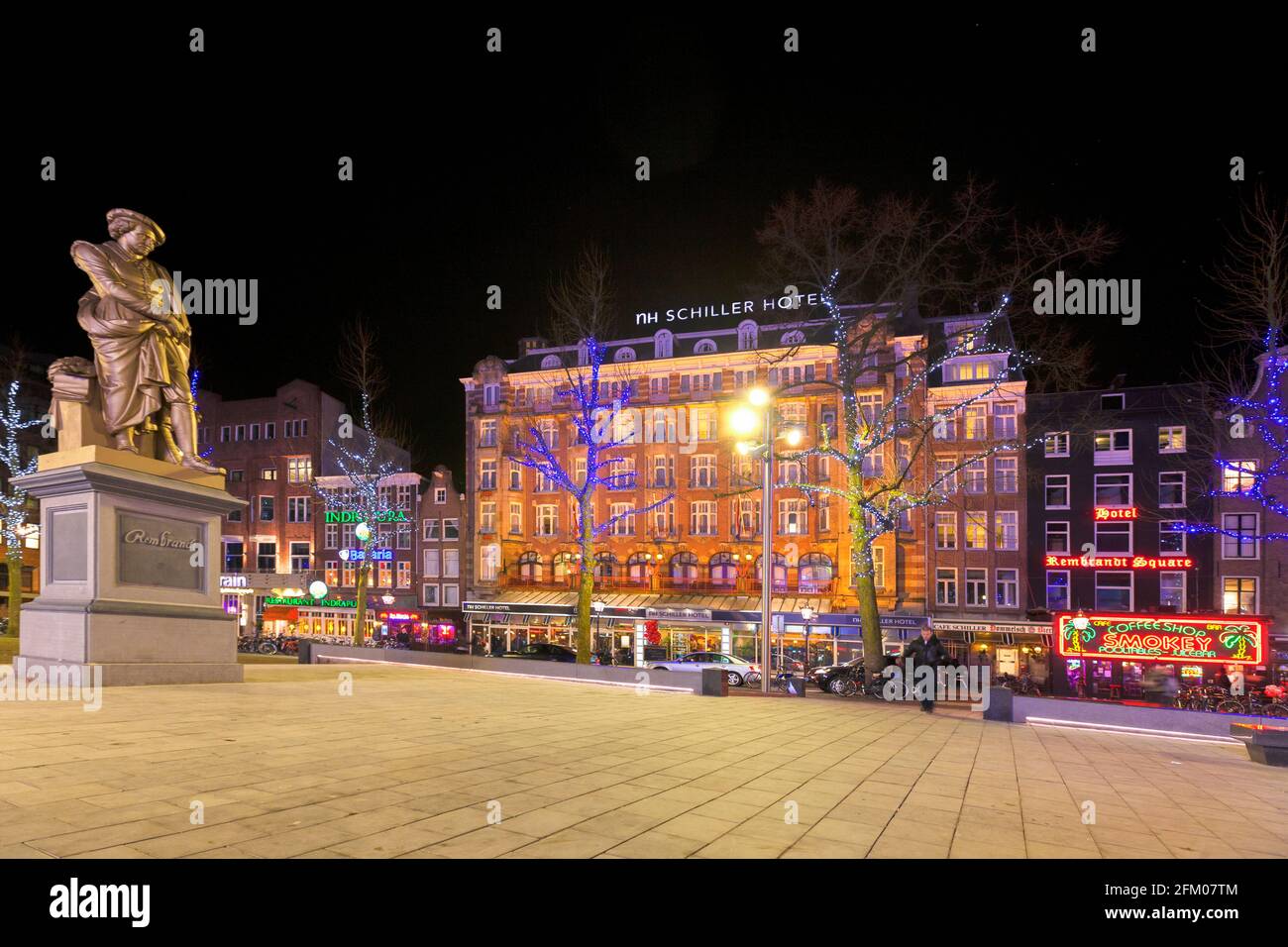 Il monumento della statua di Rembrandt in piazza Rembrandt decorato con luci di Natale, Amsterdam, Olanda del Nord, Paesi Bassi Foto Stock