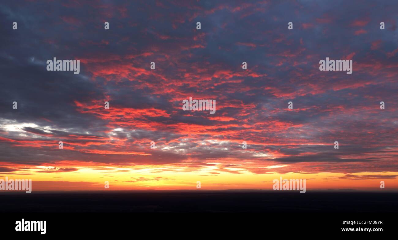 Solo cielo al tramonto, vista astratta con nuvole rosse e arancioni Foto Stock