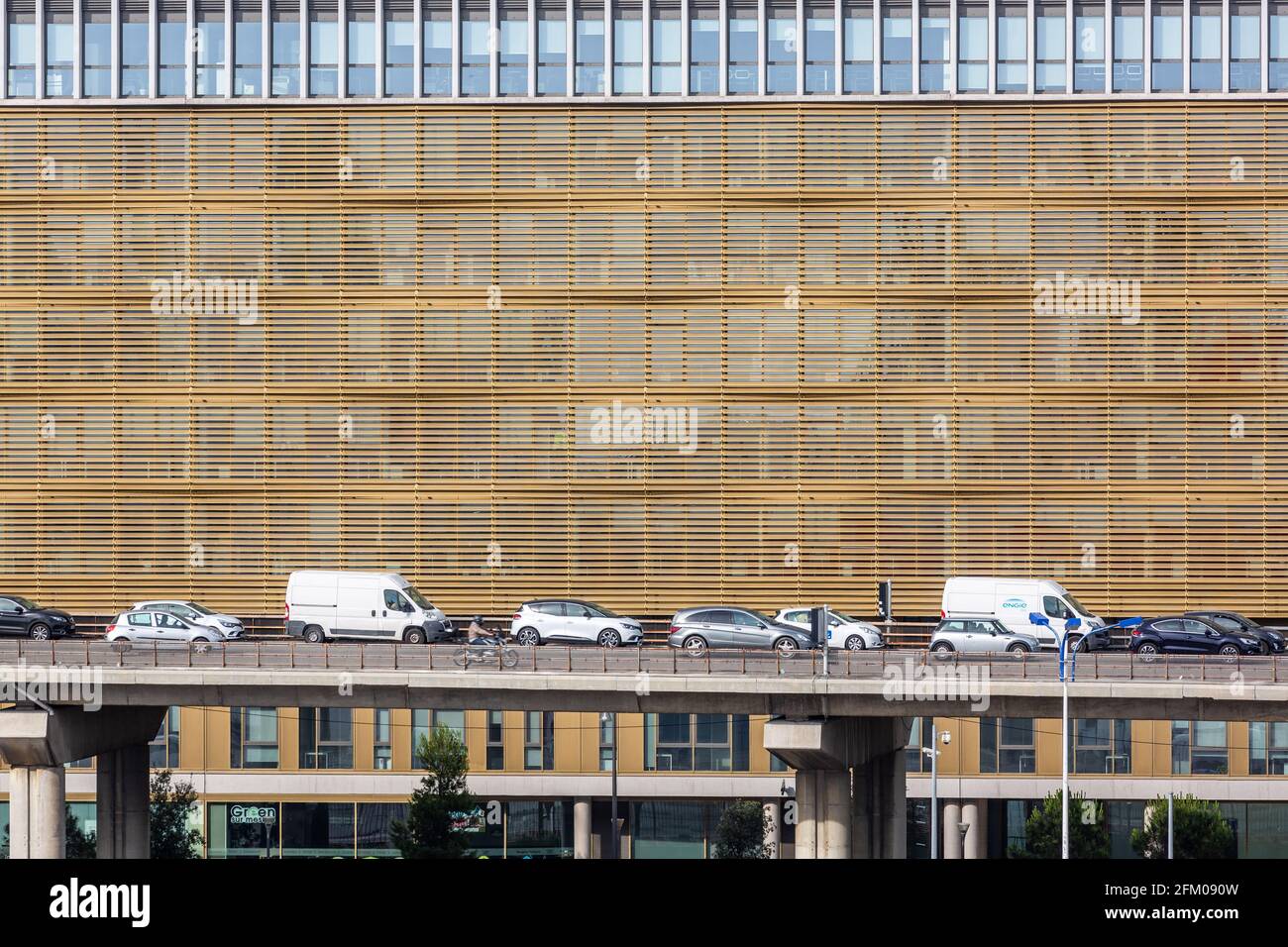 Ingorgo sull'autostrada A55 ai piedi della torre CMA-CGM.Marseille, Francia Foto Stock