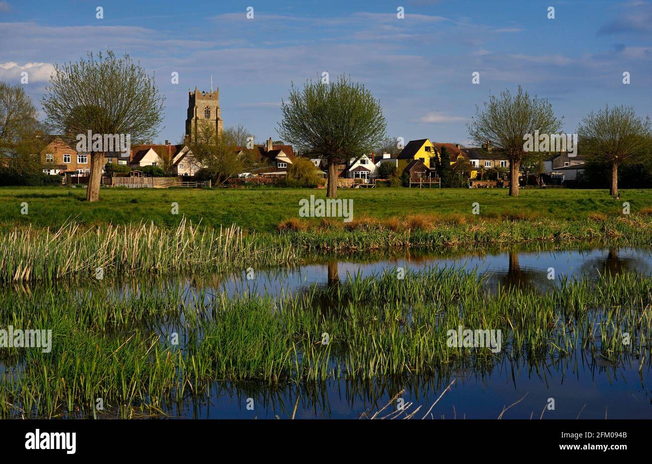 Vista sul fiume Stour su prati d'acqua a tutti i santi chiesa e città mercato di Sudbury, Suffolk, Inghilterra, luogo di nascita di Thomas Gainsborough Foto Stock