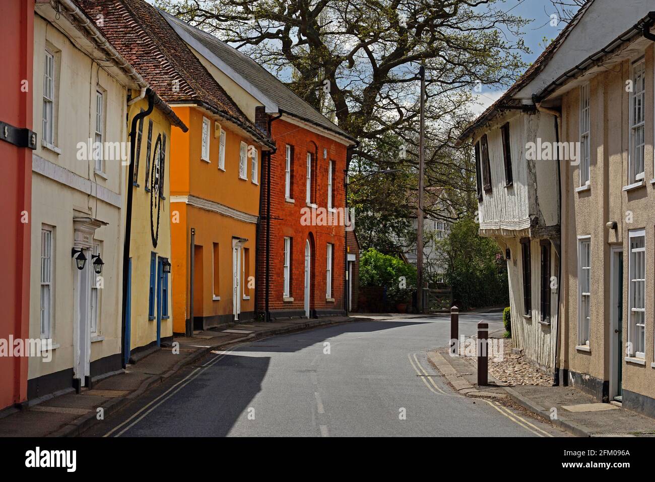 Legno incorniciato case colorate nel villaggio di Nayland, Suffolk, Inghilterra Foto Stock