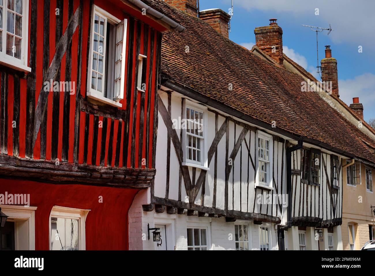 Legno incorniciato case colorate nel villaggio di Nayland, Suffolk, Inghilterra Foto Stock