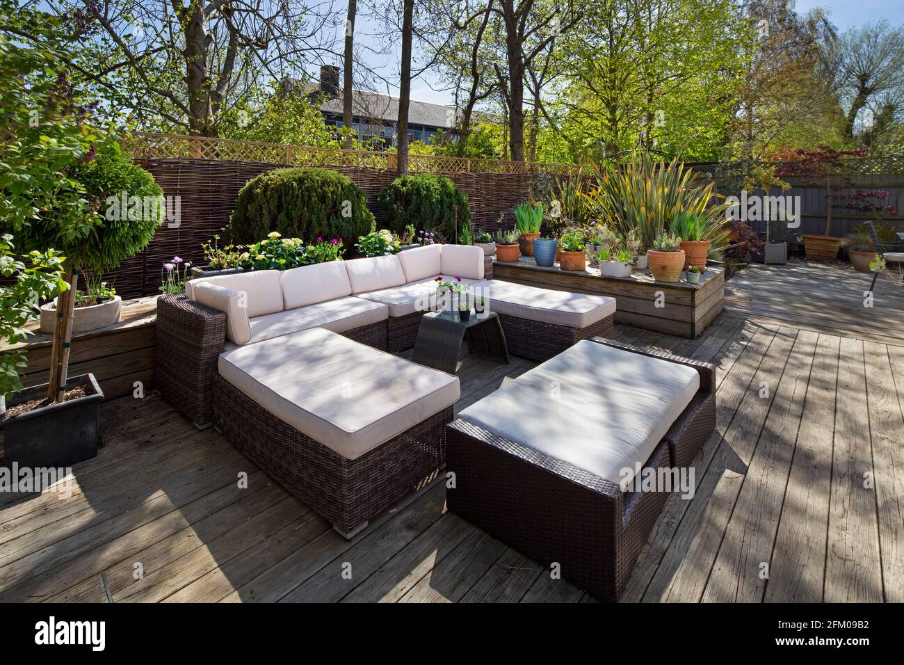 Mobili da giardino in rattan in un ambiente giardino inglese Foto Stock