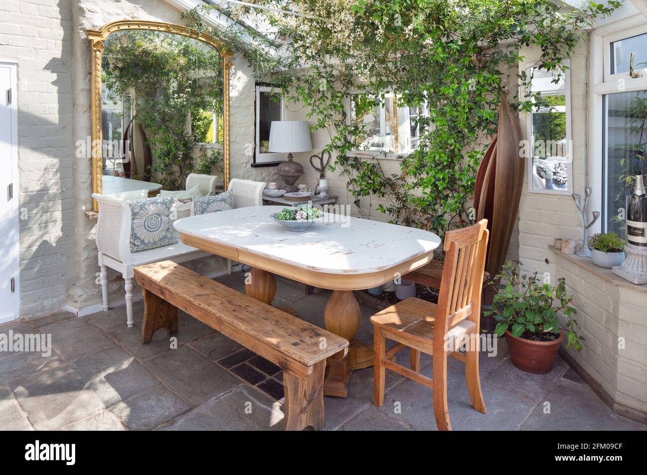 camera con giardino, giardino d'inverno con mobili da giardino in legno e piante Foto Stock