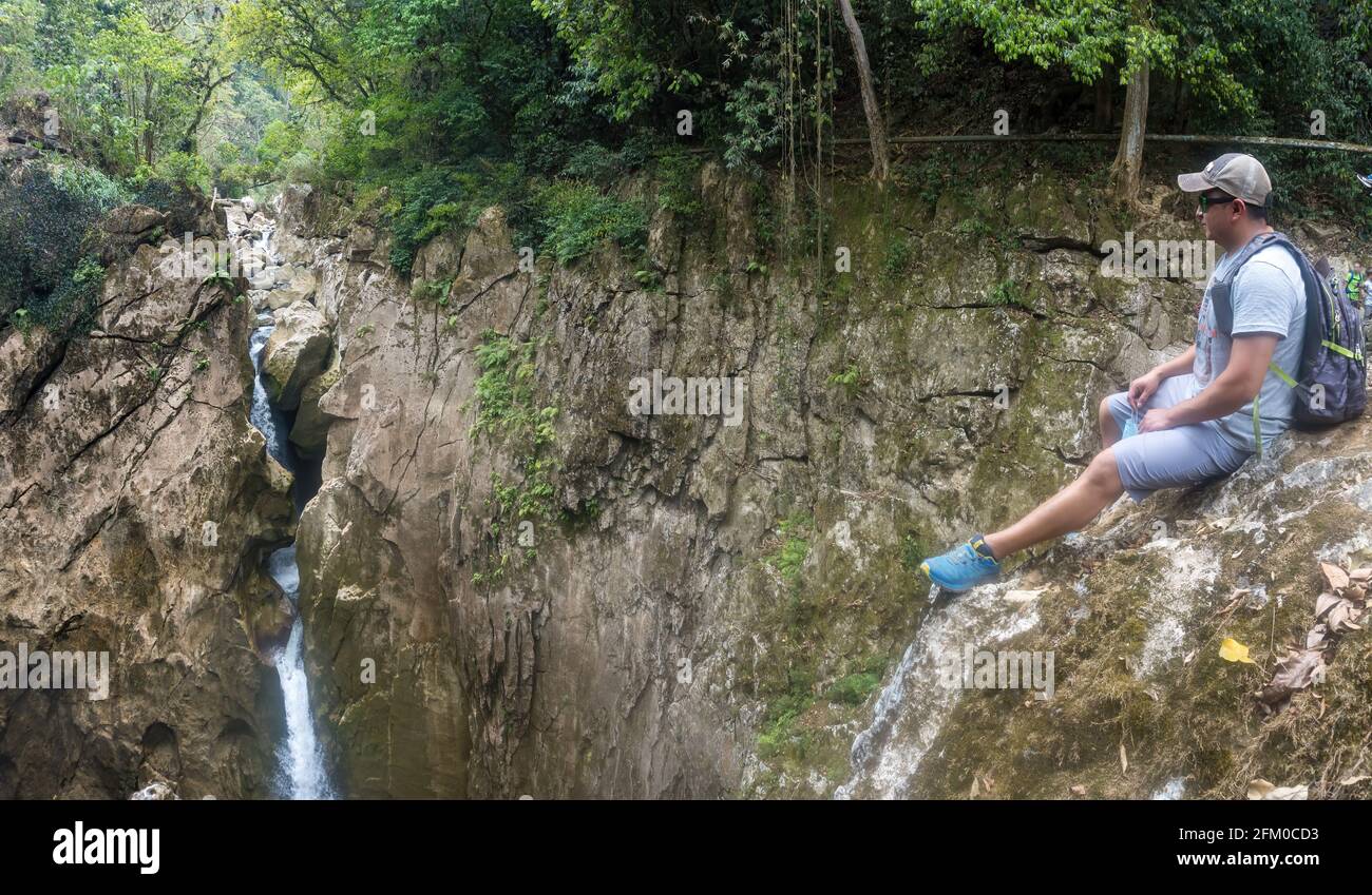 Primo piano di un escursionista ispanico seduto in cima La cascata Popocatl Foto Stock