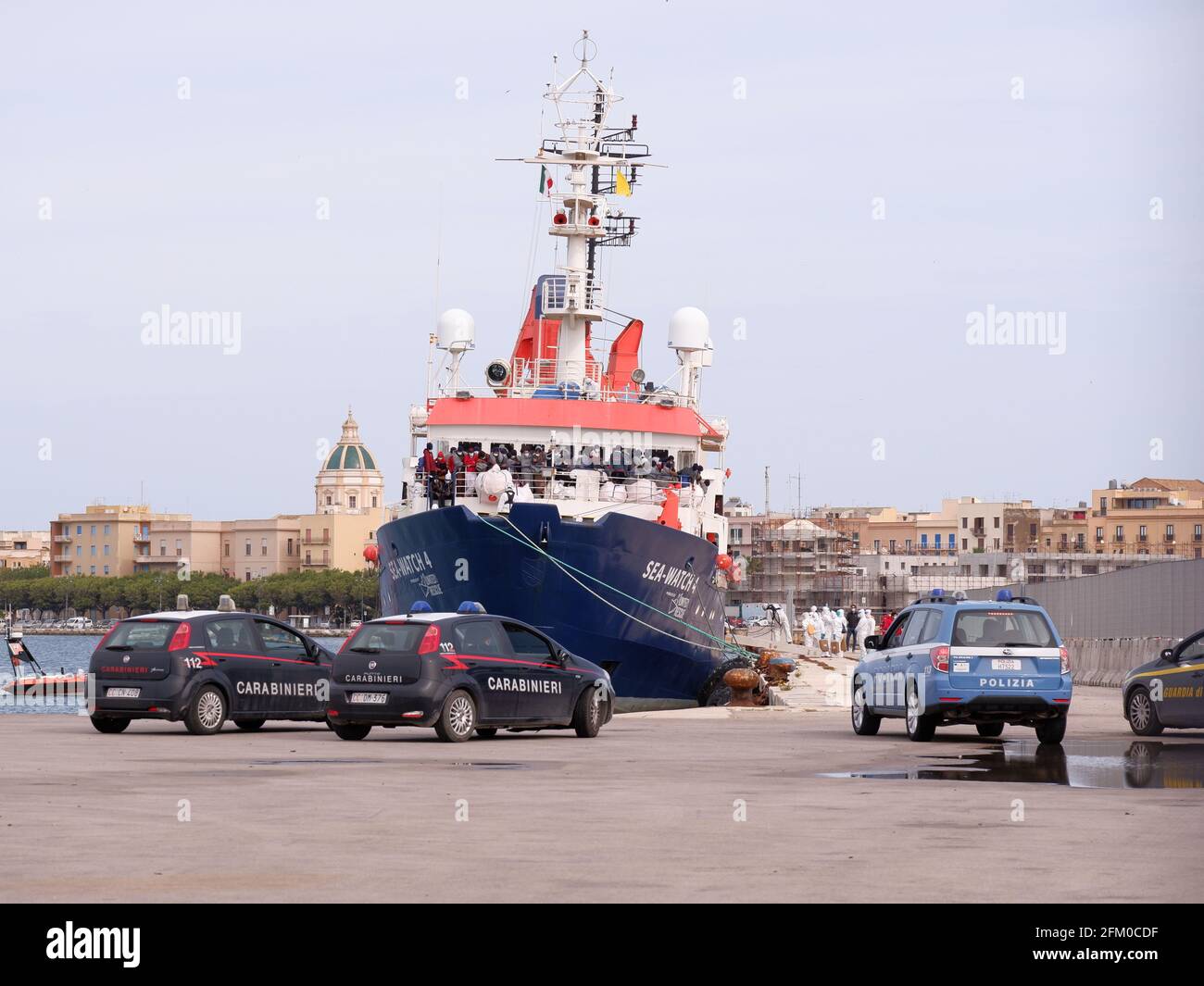 Seawatch 4 nave ONG con 455 migranti nel porto di Trapani su 2021 Foto Stock