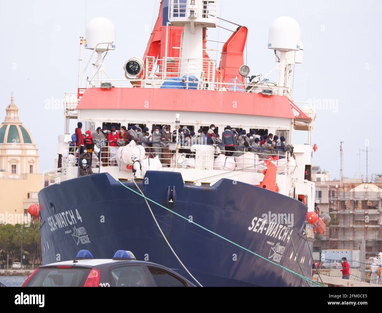 Seawatch 4 nave ONG con 455 migranti nel porto di Trapani su 2021 Foto Stock