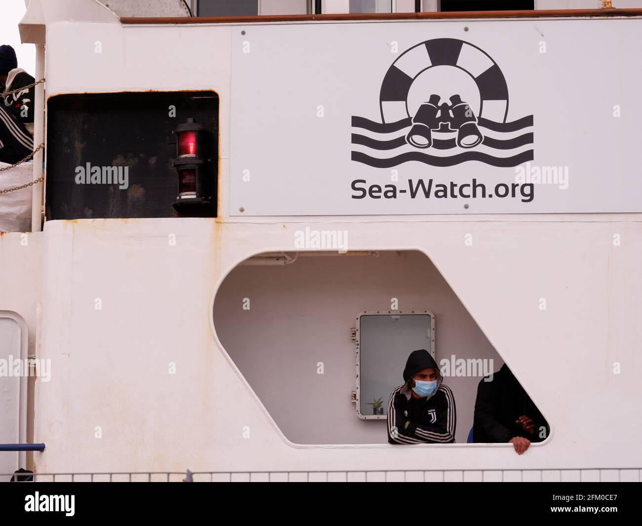 Seawatch 4 nave ONG con 455 migranti nel porto di Trapani su 2021 Foto Stock