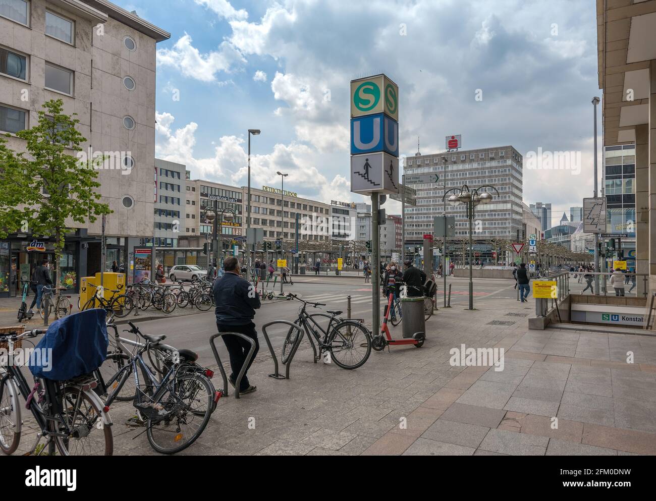 La grande piazza Konstablerwache nel centro di Francoforte, Germania Foto Stock