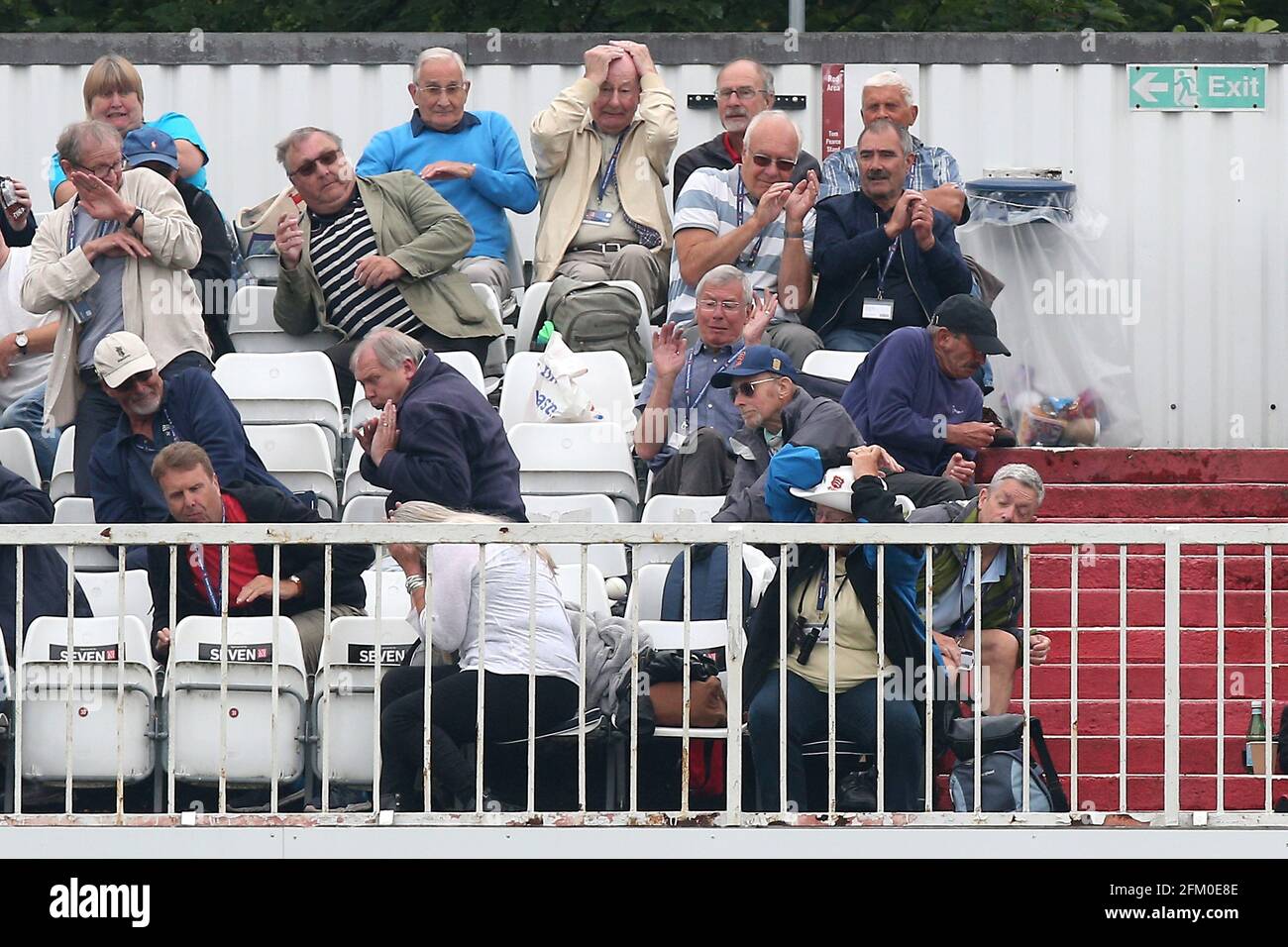 Gli spettatori prendono azione evasiva come sei terre nella folla durante Essex Eagles vs Glamorgan, Royal London One-Day Cup Cricket al Cloudfm County Gr Foto Stock