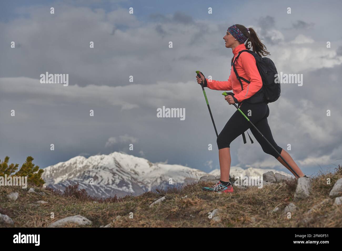 Una sana passeggiata in montagna durante una vacanza. Una giovane donna Foto Stock