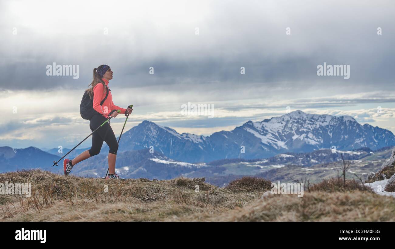 Una ragazza nordica che cammina da sola in montagna Foto Stock
